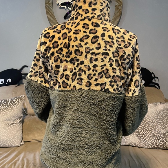 Sherpa 1/4 zip pullover - Picture 5 of 8